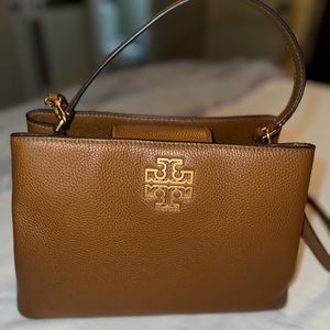 Tory Burch top handle magnetic closure bag like new condition. All leather bag